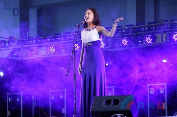 Глава ЛНР вручил дипломы отличника участникам первого в Республике бала медалистов (Фото) Глава ЛНР вручил дипломы отличника участникам первого в Республике бала медалистов (Фото)