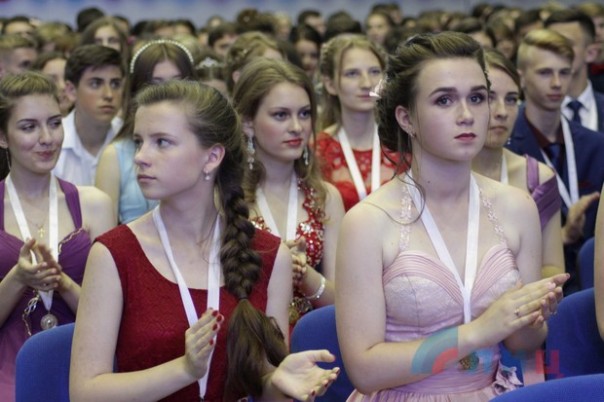 Глава ЛНР вручил дипломы отличника участникам первого в Республике бала медалистов (Фото) Глава ЛНР вручил дипломы отличника участникам первого в Республике бала медалистов (Фото)