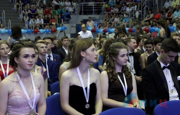 Глава ЛНР вручил дипломы отличника участникам первого в Республике бала медалистов (Фото) Глава ЛНР вручил дипломы отличника участникам первого в Республике бала медалистов (Фото)