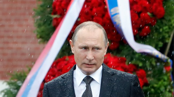 Во время возложения венка к Могиле Неизвестного Солдата неожиданно грянул ливень...