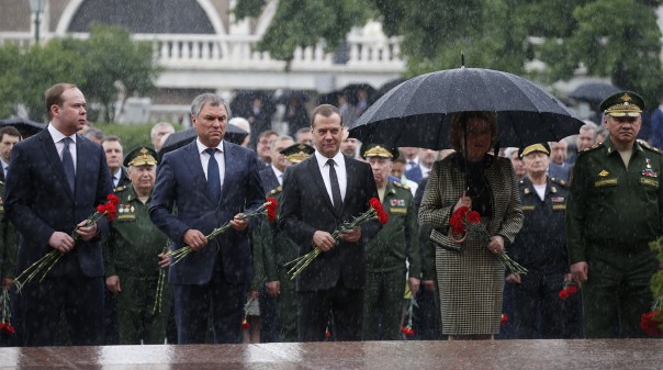 Во время возложения венка к Могиле Неизвестного Солдата неожиданно грянул ливень...