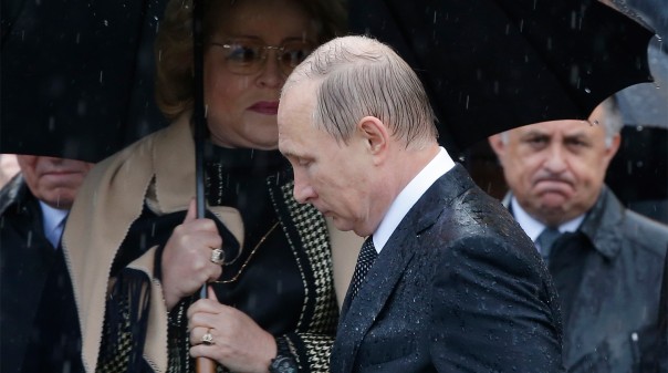 Во время возложения венка к Могиле Неизвестного Солдата неожиданно грянул ливень...