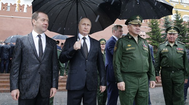 Во время возложения венка к Могиле Неизвестного Солдата неожиданно грянул ливень...