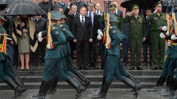 Во время возложения венка к Могиле Неизвестного Солдата неожиданно грянул ливень...