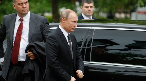 Во время возложения венка к Могиле Неизвестного Солдата неожиданно грянул ливень...