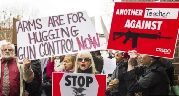 В США учителям разрешат носить оружие в школах