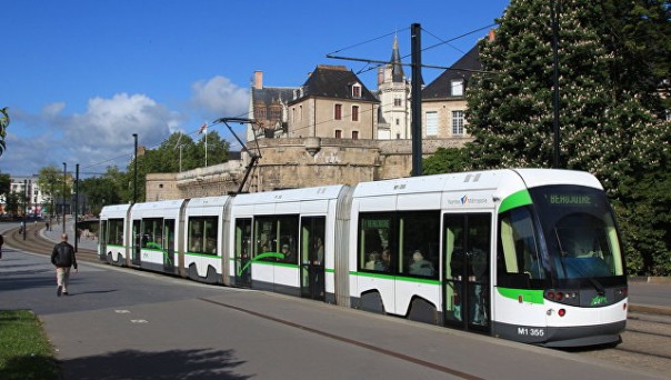 Во Франции водители трамваев надели на работу юбки после запрета на шорты