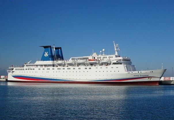 На круизный лайнер «Князь Владимир», который начал курсировать из Сочи в Крым, уже продано более 5 тысяч путевок.