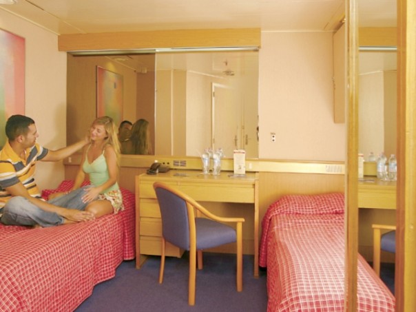 На круизный лайнер «Князь Владимир», который начал курсировать из Сочи в Крым, уже продано более 5 тысяч путевок. На круизный лайнер «Князь Владимир», который начал курсировать из Сочи в Крым, уже продано более 5 тысяч путевок.