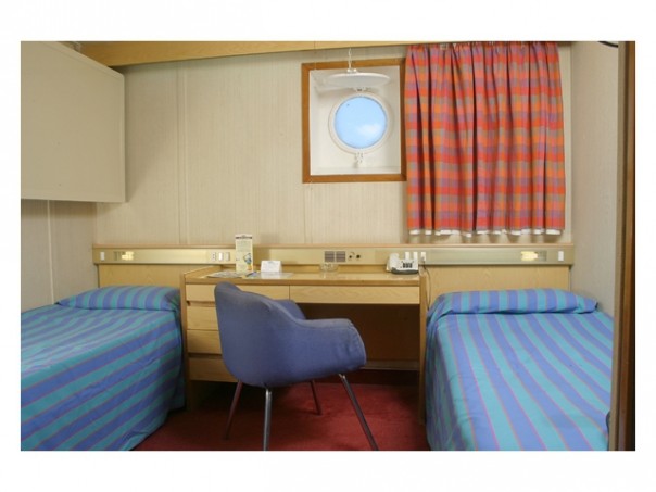 На круизный лайнер «Князь Владимир», который начал курсировать из Сочи в Крым, уже продано более 5 тысяч путевок. На круизный лайнер «Князь Владимир», который начал курсировать из Сочи в Крым, уже продано более 5 тысяч путевок.