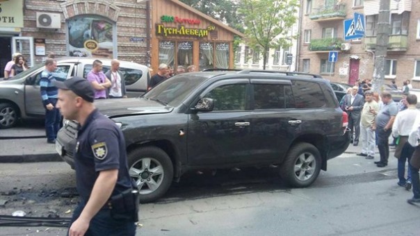 В центре Киева взорвался джип В центре Киева взорвался джип