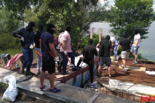 Ну а что, в Европе все так делают: Неизвестные в масках устроили разгром в недостроенном ресторанно-отельном комплексе в Киеве