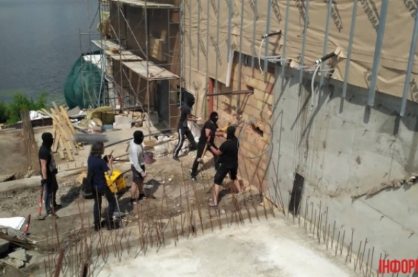 Ну а что, в Европе все так делают: Неизвестные в масках устроили разгром в недостроенном ресторанно-отельном комплексе в Киеве