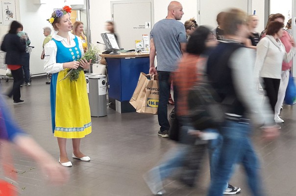 Как вы относитесь к Украине?