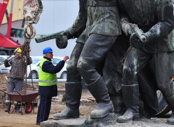 Бойтесь жесткой реакции: как РФ ответит Польше на снос памятников советским солдатам Бойтесь жесткой реакции: как РФ ответит Польше на снос памятников советским солдатам