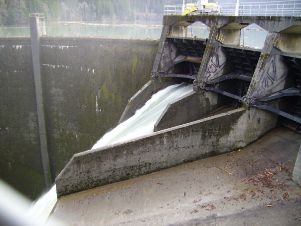 Взрыв плотины и освобождение реки