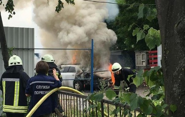 Или "прикололись", или жаба задавила: В Киеве на жилмассиве Виноградарь подожгли лимузин.