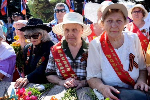 Жители Донецка отдали дань памяти подвигу павших во времена ВОВ партизан и подпольщиков Жители Донецка отдали дань памяти подвигу павших во времена ВОВ партизан и подпольщиков