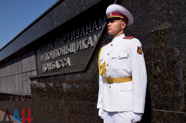 Жители Донецка отдали дань памяти подвигу павших во времена ВОВ партизан и подпольщиков Жители Донецка отдали дань памяти подвигу павших во времена ВОВ партизан и подпольщиков