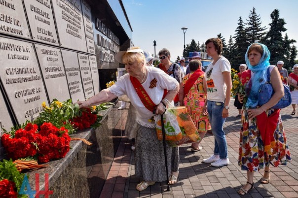 Жители Донецка отдали дань памяти подвигу павших во времена ВОВ партизан и подпольщиков Жители Донецка отдали дань памяти подвигу павших во времена ВОВ партизан и подпольщиков