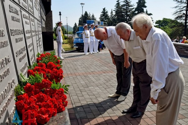 Жители Донецка отдали дань памяти подвигу павших во времена ВОВ партизан и подпольщиков Жители Донецка отдали дань памяти подвигу павших во времена ВОВ партизан и подпольщиков