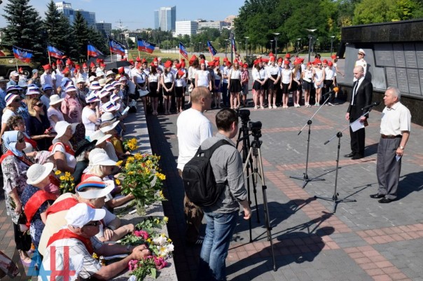 Жители Донецка отдали дань памяти подвигу павших во времена ВОВ партизан и подпольщиков Жители Донецка отдали дань памяти подвигу павших во времена ВОВ партизан и подпольщиков