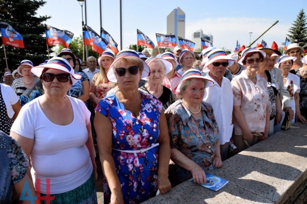 Жители Донецка отдали дань памяти подвигу павших во времена ВОВ партизан и подпольщиков Жители Донецка отдали дань памяти подвигу павших во времена ВОВ партизан и подпольщиков