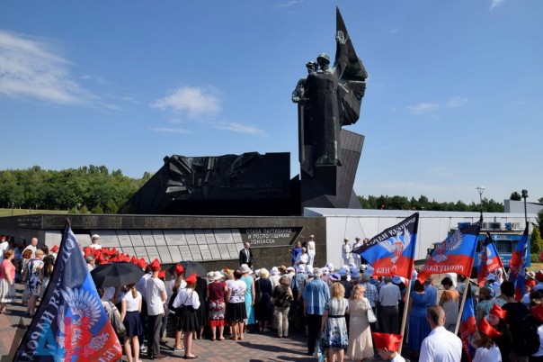 Жители Донецка отдали дань памяти подвигу павших во времена ВОВ партизан и подпольщиков Жители Донецка отдали дань памяти подвигу павших во времена ВОВ партизан и подпольщиков