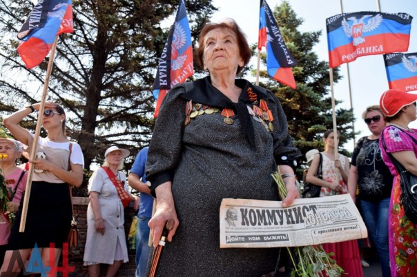 Жители Донецка отдали дань памяти подвигу павших во времена ВОВ партизан и подпольщиков Жители Донецка отдали дань памяти подвигу павших во времена ВОВ партизан и подпольщиков