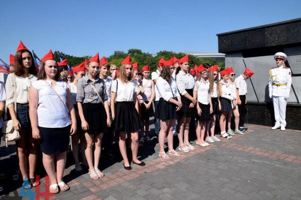 Жители Донецка отдали дань памяти подвигу павших во времена ВОВ партизан и подпольщиков Жители Донецка отдали дань памяти подвигу павших во времена ВОВ партизан и подпольщиков