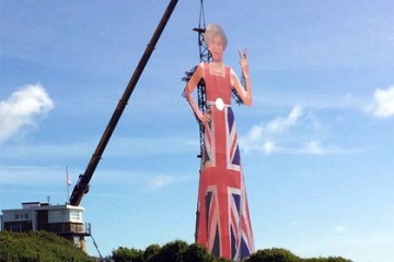 Гигантская фигура Терезы Мэй показала Европе непристойный жест