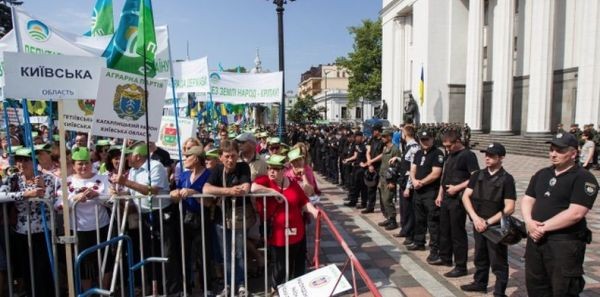 Украинские аграрии протестуют против продажи земли Украинские аграрии протестуют против продажи земли