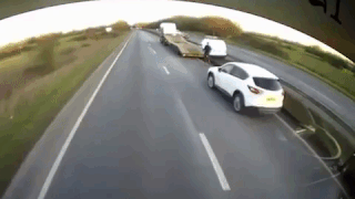 Дальнобойщик не дал водителю легковушки, потерявшему сознание, разбиться в ДТП