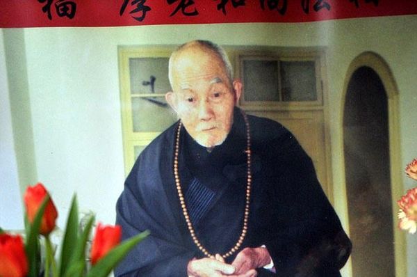 В Китае мумифицированное тело буддистского монаха превратили в золотую статую