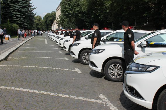 Скоро на дорогах Ужгорода битые Mitsubishi Outlander. Аваков подарил закарпатским полицаям 18 новеньких кроссоверов