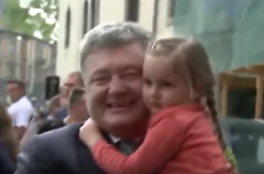 Стоит пьяный Пороша, Пороша, Пороша... и плачет девочка у него на плече