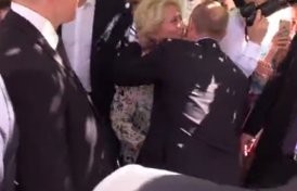 Прохожая поцеловала Путина в щёку на Арбате