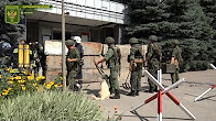 Люди в масках и с автоматами ворвались в одно из админзданий в Луганске