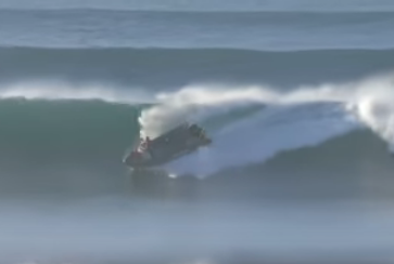 На гребне волны: впечатляющий дрифт спасательной лодки у берегов ЮАР