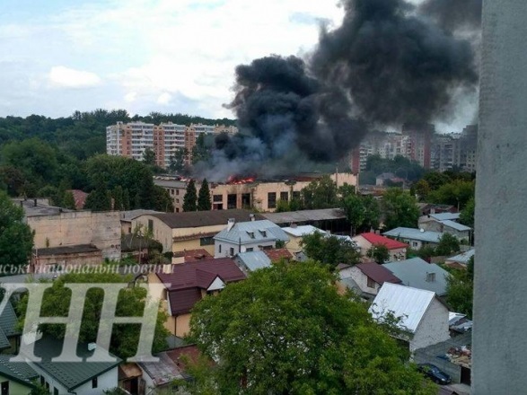 Во Львове горит инструментальный завод