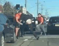 В Сиднее разъярённые водители устроили жестокую драку, напав на лихачей прямо на дороге