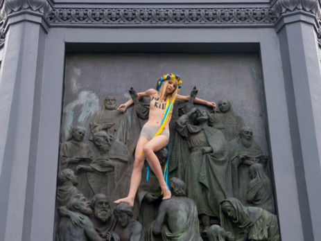 Секстремистка Femen залезла на памятник Владимиру