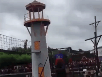 Акробат из Леголенда разбился во время выступления на глазах у детей (видео)