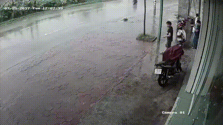 Это карма! Байкер решил помочиться в лужу посреди улицы и был облит из неё проезжающей машиной