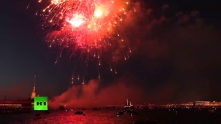 Красочный салют в Санкт-Петербурге в честь Дня ВМФ