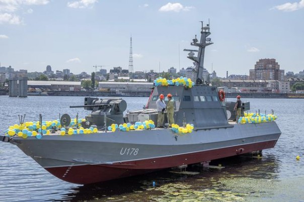 Аврора металась в испуге по Неве, не зная куда сбежать