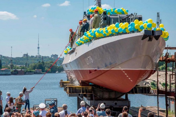 Аврора металась в испуге по Неве, не зная куда сбежать