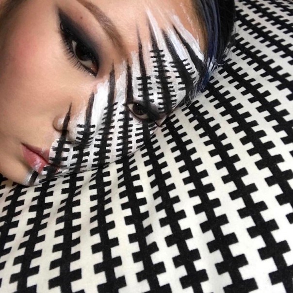 Макияж - "сломай глаза"