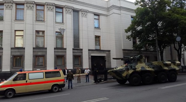 Во двор Верховной Рады въехала военная бронетехника