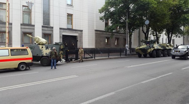 Во двор Верховной Рады въехала военная бронетехника